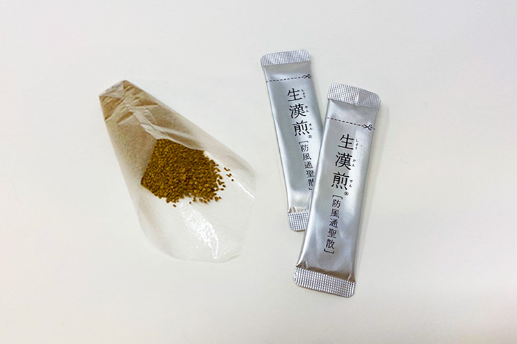 漢方薬をオブラートに包んで飲む